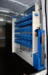 Equipamiento con estanterías y contenedores en el lado derecho de la Iveco Daily
