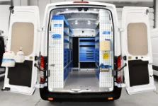 01_Ford Transit equipado para instalaciones industriales con muebles en las tres paredes