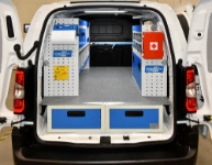 01_Partner Peugeot 2018 L1H1 con muebles Syncro System para empresas de construcción