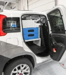 02_Compartimento y cajones accesibles desde la puerta derecha del Fiat Panda