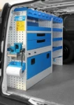 02_Pared izquierda Vito Mercedes con compartimentos cerrados, repisas abiertas y contenedores de plástico