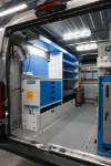 02_Rincón taller en Ducato con banco de trabajo, enchufes y bastidor porta herramientas