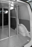 03_Barras verticales de sujeción en Transporter para técnico instalador de puertas y ventanas