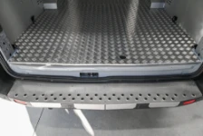 04_Detalle del umbral trasero Ford Transit con cubierta de acero