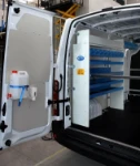 Accesorios y equipamientos para furgoneta de transporte y reparación de compresores.