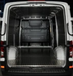 Detalle receptáculo de carga del Crafter con plataforma y protecciones en aluminio