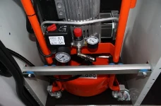 El compresor para el mantenimiento y la limpieza de calderas de leña y pellet y del tubo de salida de humos