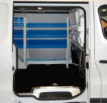 Equipos y recambios para la restauración dentro de una furgoneta-taller móvil equipado por Syncro.