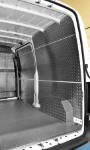Lado derecho receptáculo de carga del Sprinter con plataforma y protecciones