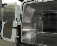 Lado izquierdo zona de carga MAN TGE con suelo y  panel de protección en aluminio damero y techo en aluminio.