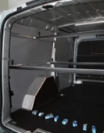 Peugeot Expert con revestimiento y barras fresadas sujeta carga lado izquierdo