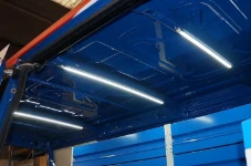 Plafones LED en el techo de la furgoneta