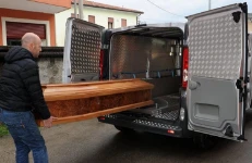 Plataforma extraíble para transportar ataúdes en la furgoneta
