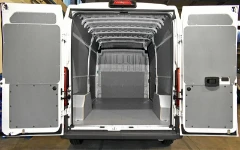 01_Opel Movano con revestimientos completos para suelo, puertas, paredes laterales y separador