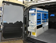 02_Pared izquierda del Doblò con portamaletines, cajones  y accesorios para electricista