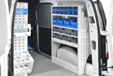 03_Pared derecha Caddy con contenedores de plástico transparentes y de otros tipos