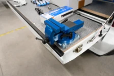 04_Abrazadera metálica sobre solapa revestida de pick up Isuzu Dmax