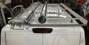 04_Movano Opel 2022 con portaescalera, portatubo cilíndrico y rodillo de carga posterior