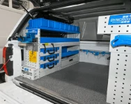 04_Pared izquierda pick up Ford Ranger con estantes, portamaletines y porta abrazadera