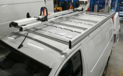 04_Portatodo y portaescaleras Syncro en el techo de Jumpy para empresa constructora