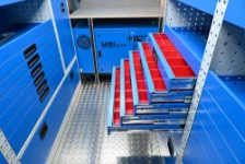 05_Cajones con bandejas de plástico en Movano para asistencia de maquinaria de minas