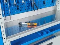 Banco de trabajo en madera con revestimiento en acero inoxidable.