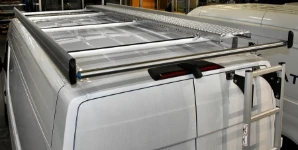 Escalera en aluminio fijada a la puerta del MAN TGE