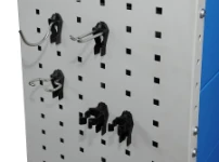 Ganchos en acero y plástico para el costado del equipamiento.