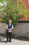 Maria Menon posa bajo su querido árbol de granada.