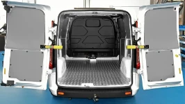 Plataforma en damero y paneles laterales en la zona de carga del Ford Custom