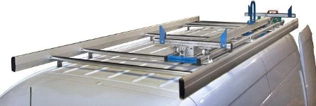 Portaescalera 1 guía corrediza con rodillo y parapetos en el techo del MAN TGE